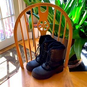 Hunter black lace up waterproof winter boots S8 with faux fur lining throughout.